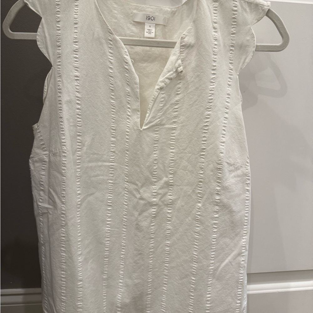 1901 White Textured Split V-Neck Sleeveless Camisole